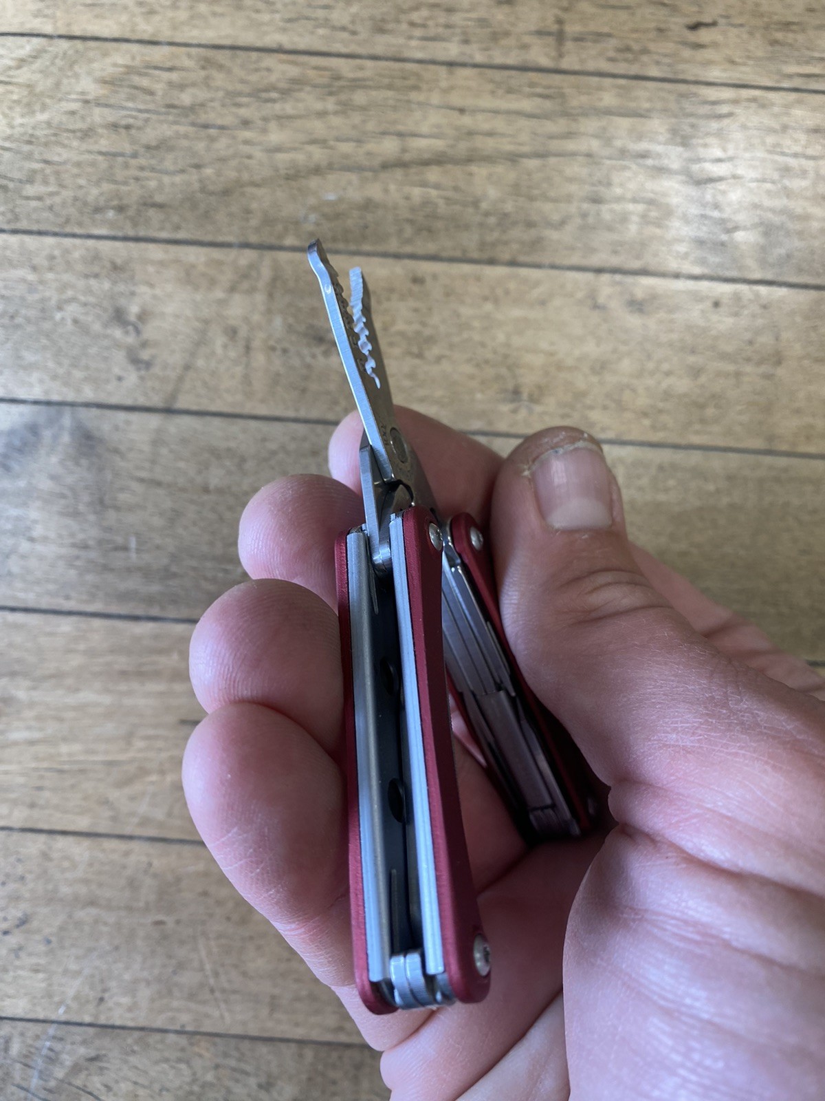 Leatherman Squirt ES4 Multi-Tool, Knife, Wire Strippers, Red – Canon – Exc B