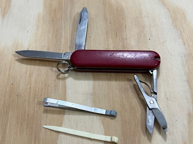 Victorinox Swiss Army Classic SD Red Keychain Multi-Tool – Great condition