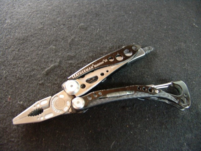 LEATHERMAN SKELETOOL CX–RETIRED–SERRATED–CARBON FIBER TRIM–MULTI TOOL