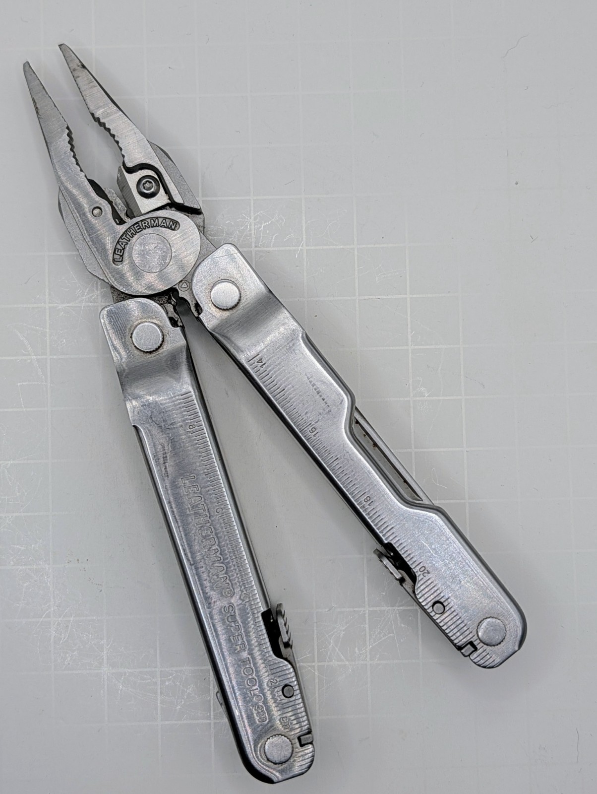 Leatherman Super Tool 300 Stainless 19-In-1 Multi-Tool w/Sheath