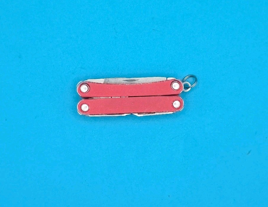 Leatherman SQUIRT PS4 Multi-Tool! RED! *BROKEN SCISSORS SPRING*