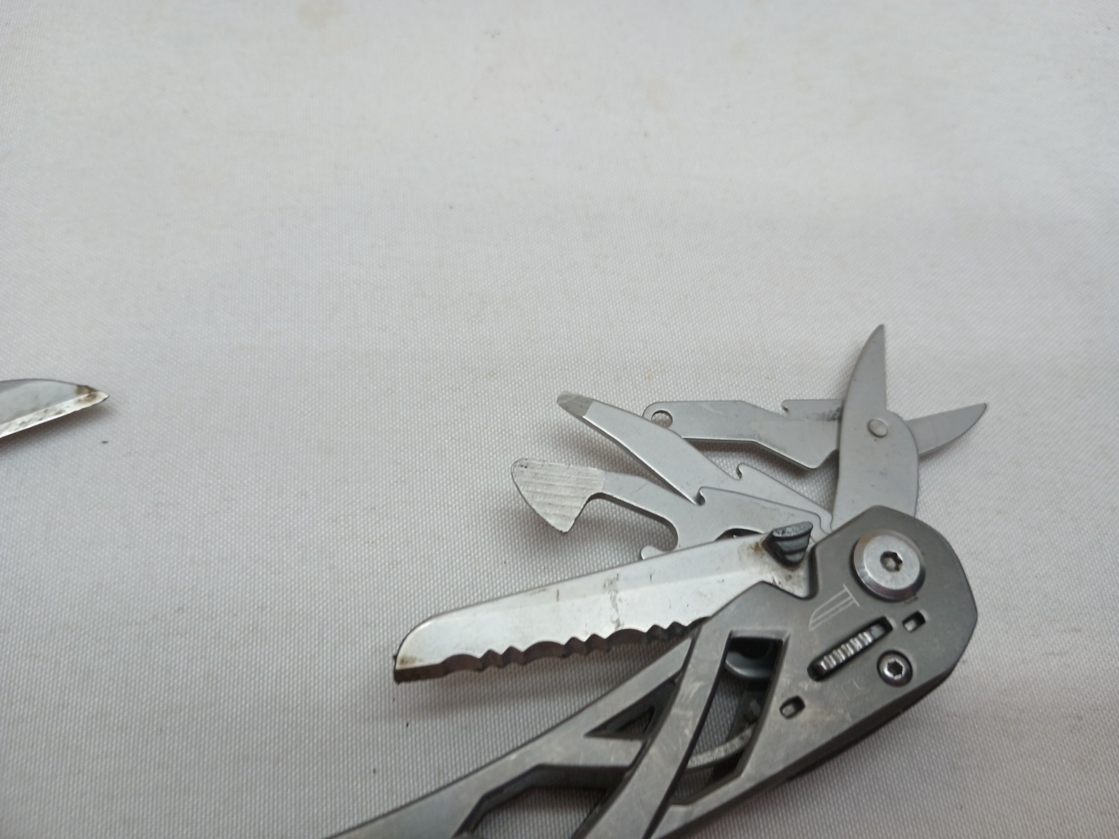 One Gerber Suspension 897011BE 8 Tools Plus Pliers