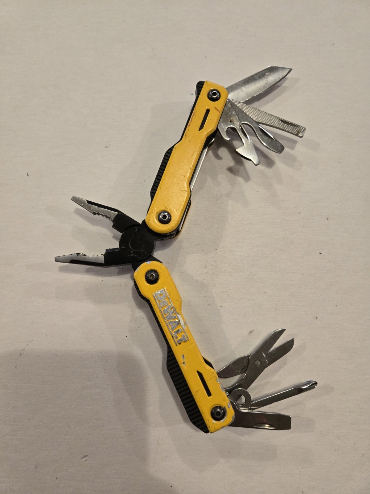 DeWalt 16-in-1 Multi-Tool W/Pliers/Knife/Screwdrivers/Openers/Liner Lock Blade