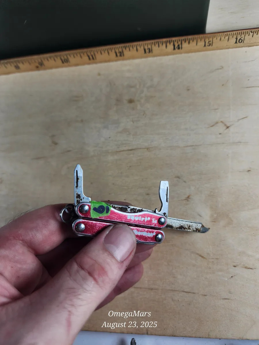 Leatherman Squirt S4 #6GR heavy cosmetics, light usage.