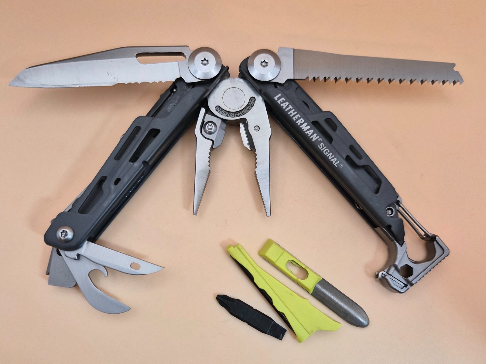 Leatherman SIGNAL Multi-Tool Gray Good Condition (002)