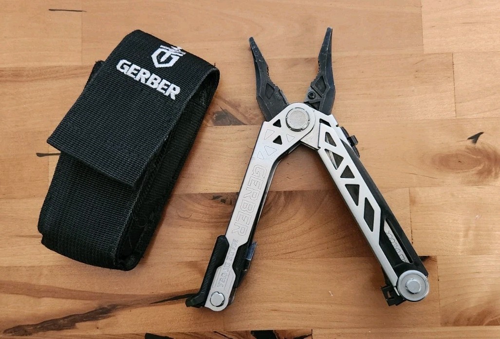 Gerber Center Drive Silver Multi-Plier 8 Tool w/ Molle Sheath – Great Cond. U58