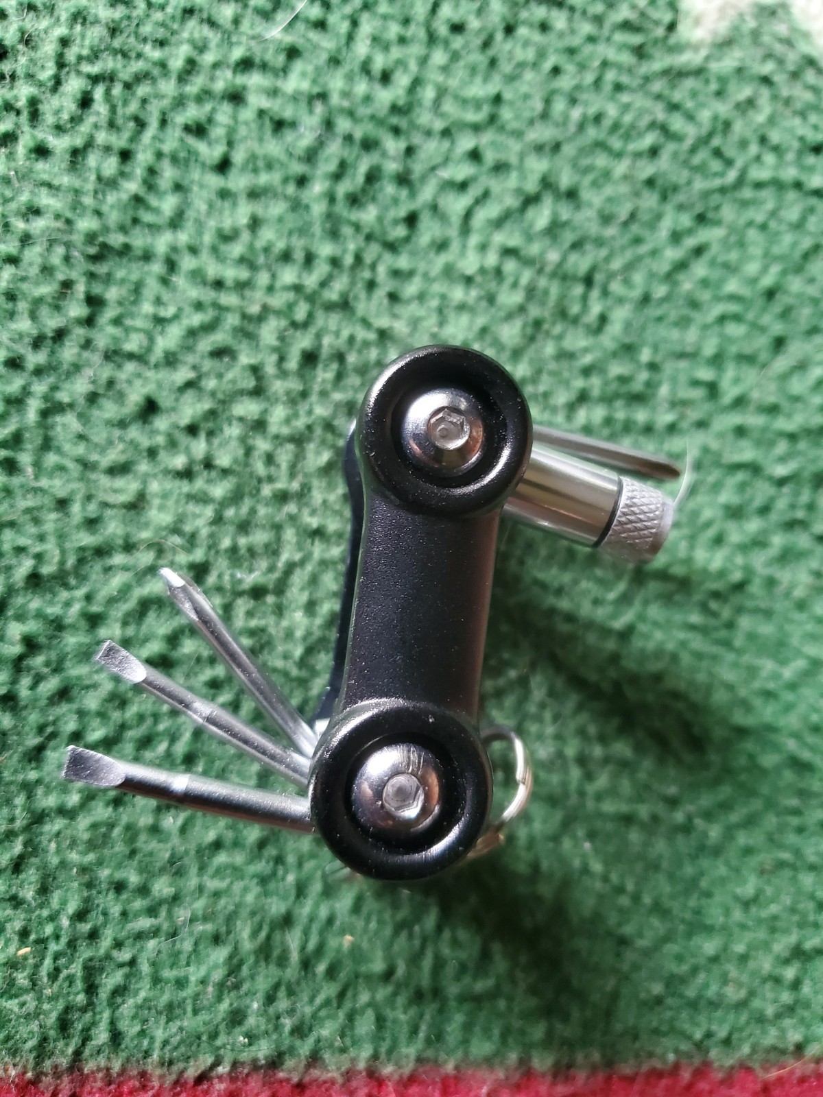 Multi-Tool Keychain – Flashlight, Screwdrivers Phillips & Standard