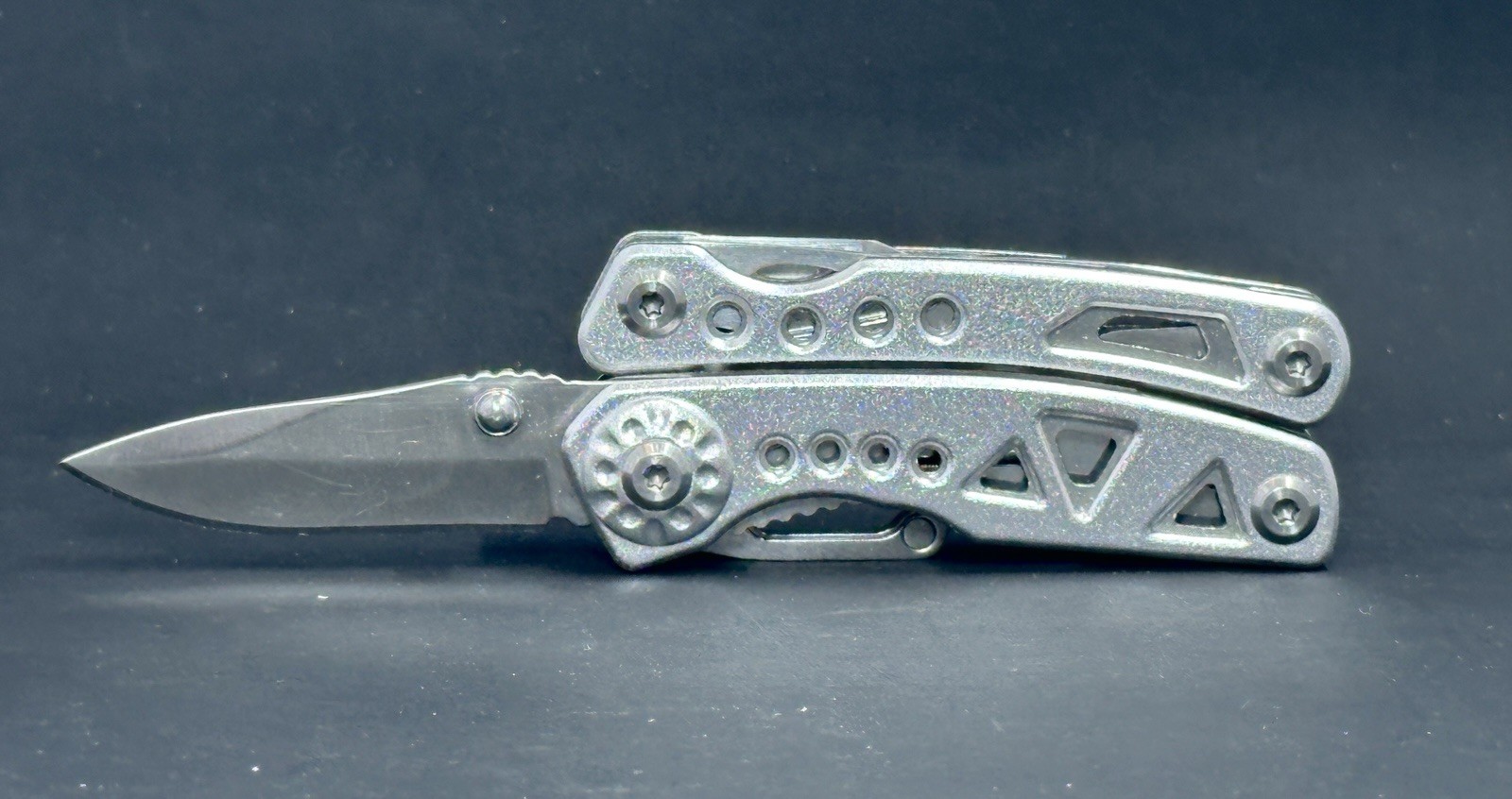 Columbia 9 Function Multi-Tool New Condition Pliers, Knife, Screw Drivers
