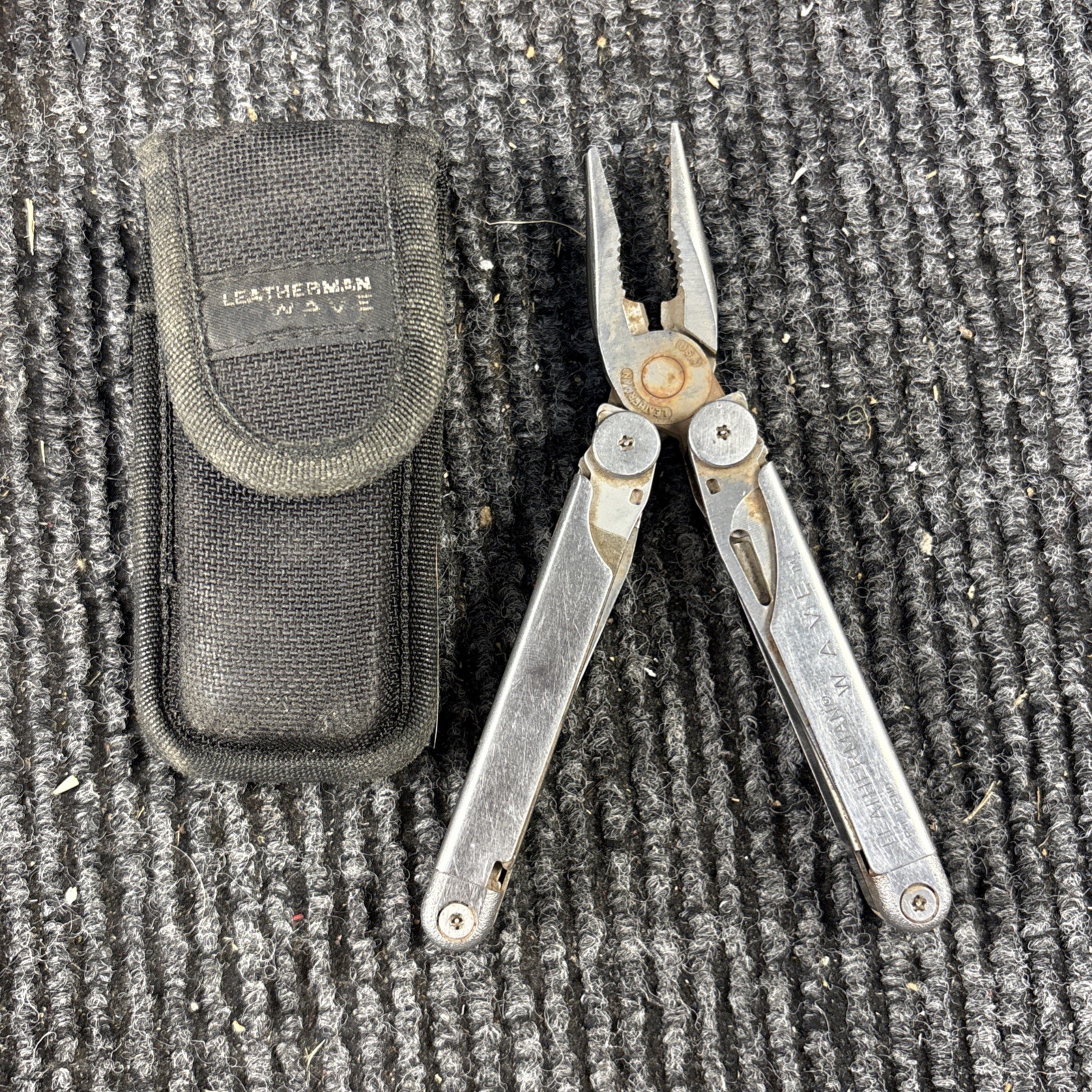 Leatherman Wave Original 17-in-1 All-Purpose Multi-Tool with wave Sheath (107)