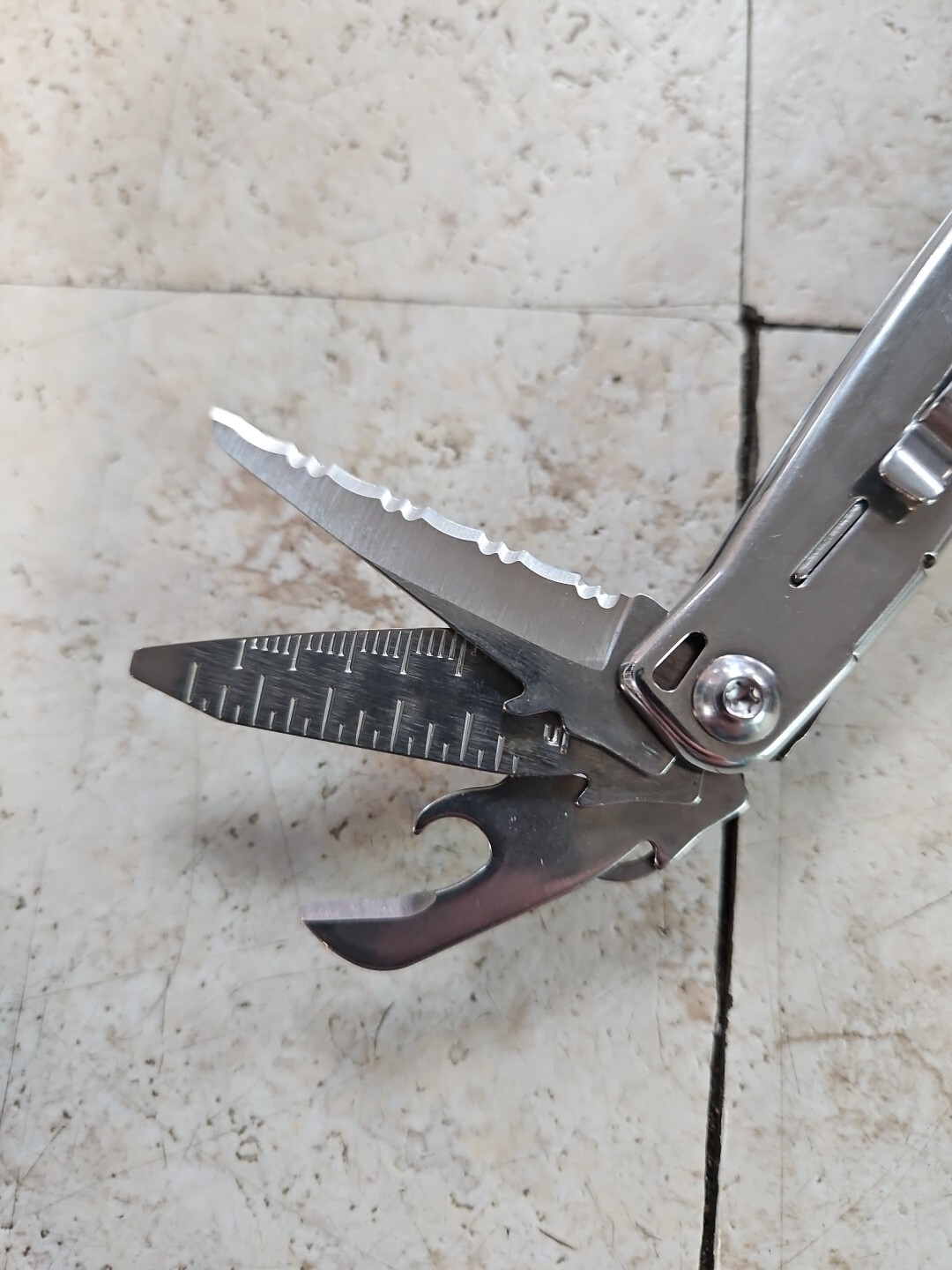 Leatherman Bolster Multi-Tool, Spring Pliers, Stainless, Easy access knife