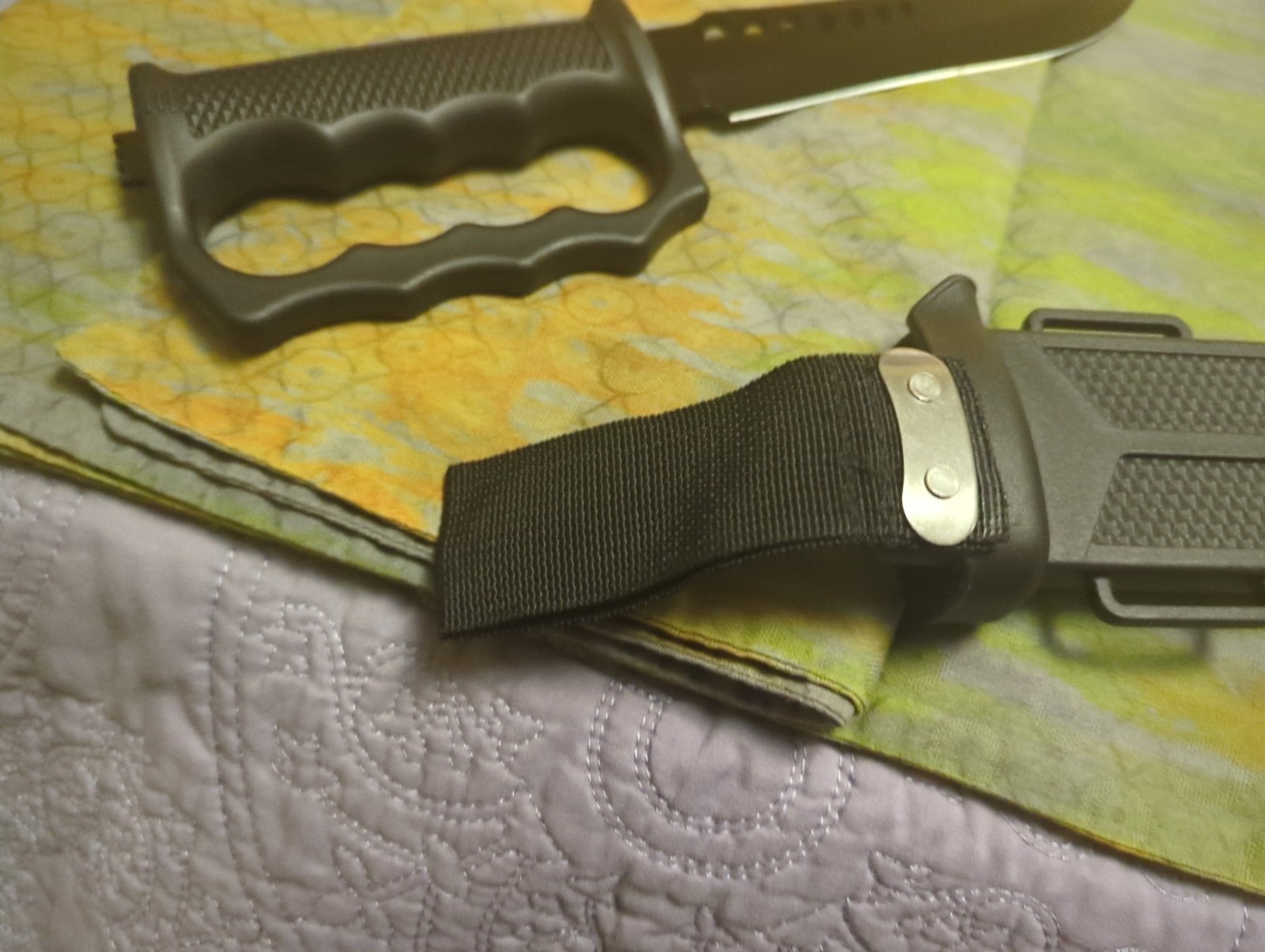 A Plastic Handle Survival Hunting Camping Knife With Fire Starter Glass,KPO17