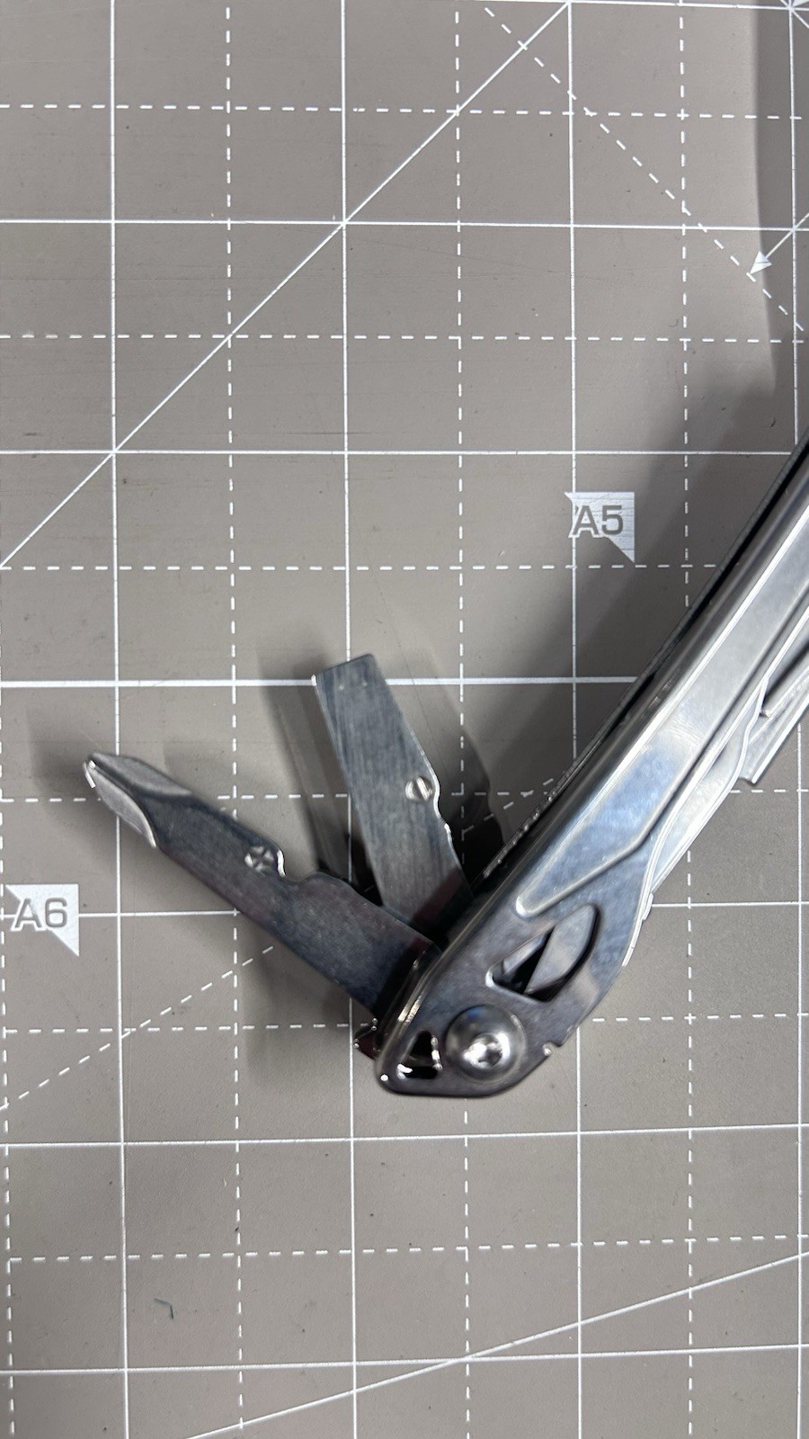 LEATHERMAN Wingman 14 in 1 Multitool W/ Spring-Action Pliers & Scissors Silver
