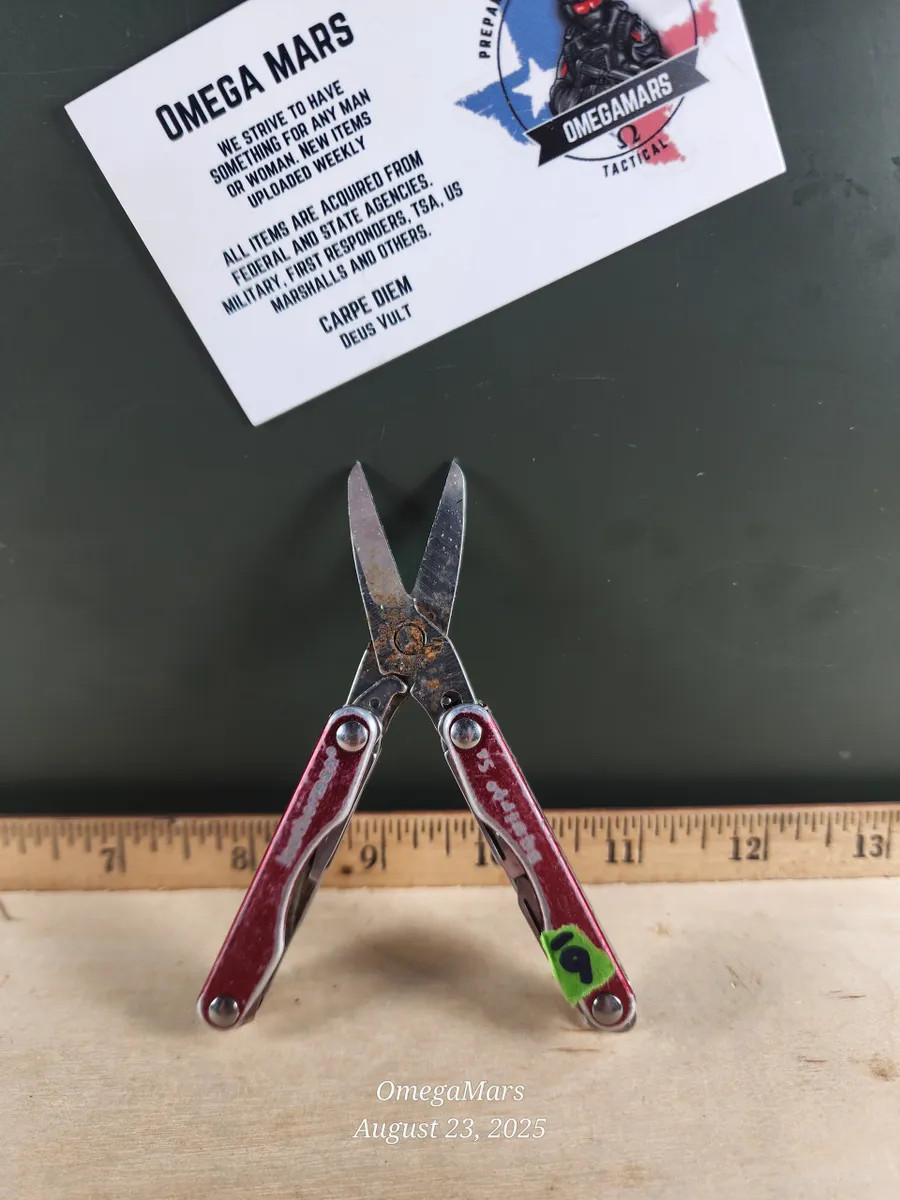 Leatherman Squirt S4 #6GR heavy cosmetics, light usage.
