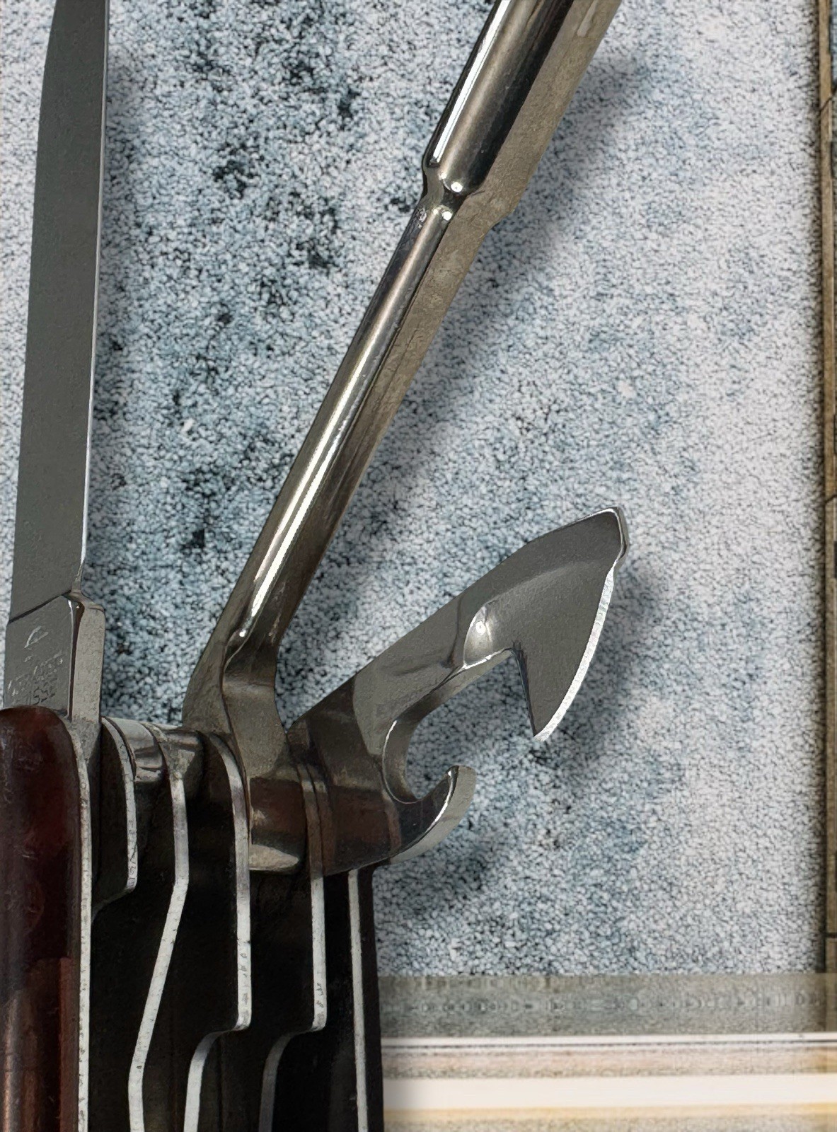 VICTORINOX SWITZERLAND OFFICIER SUISSE Stainless Rostfrei 16-Function Multi-Tool