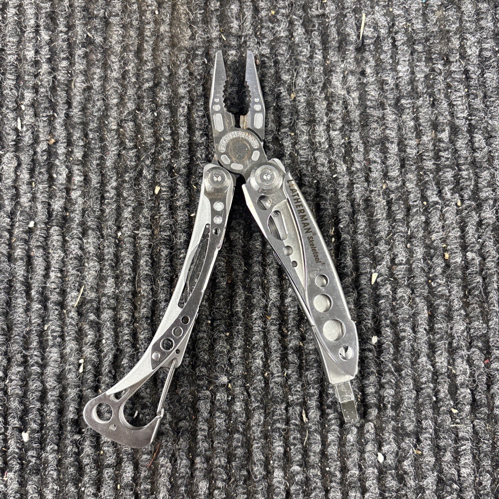 LEATHERMAN Skeletool Multi Tool – Combo Edge Blade Knife Pliers Carabiner (068)