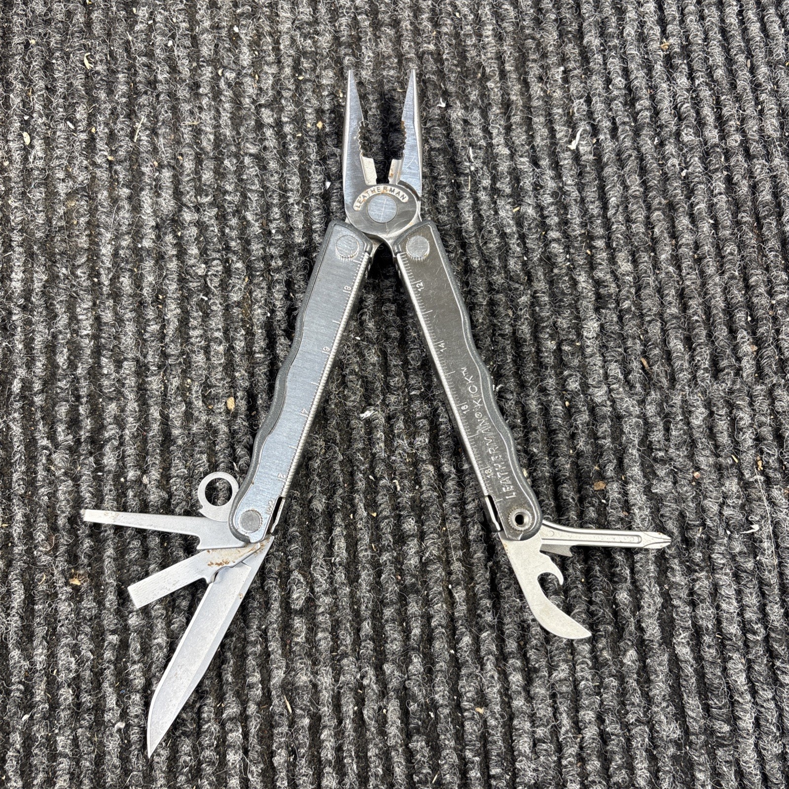 LEATHERMAN Kick Multi Tool Knife (085)