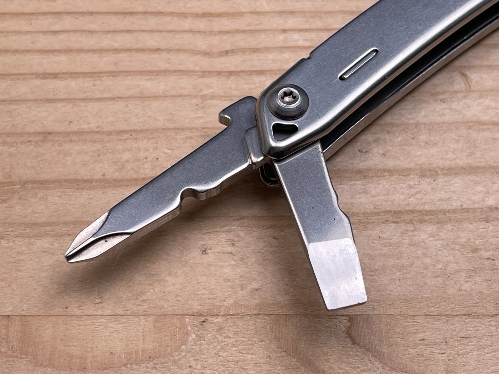 Leatherman Wingman Multi-Tool Knife 12/15 – Stainless Steel, Pocket Clip