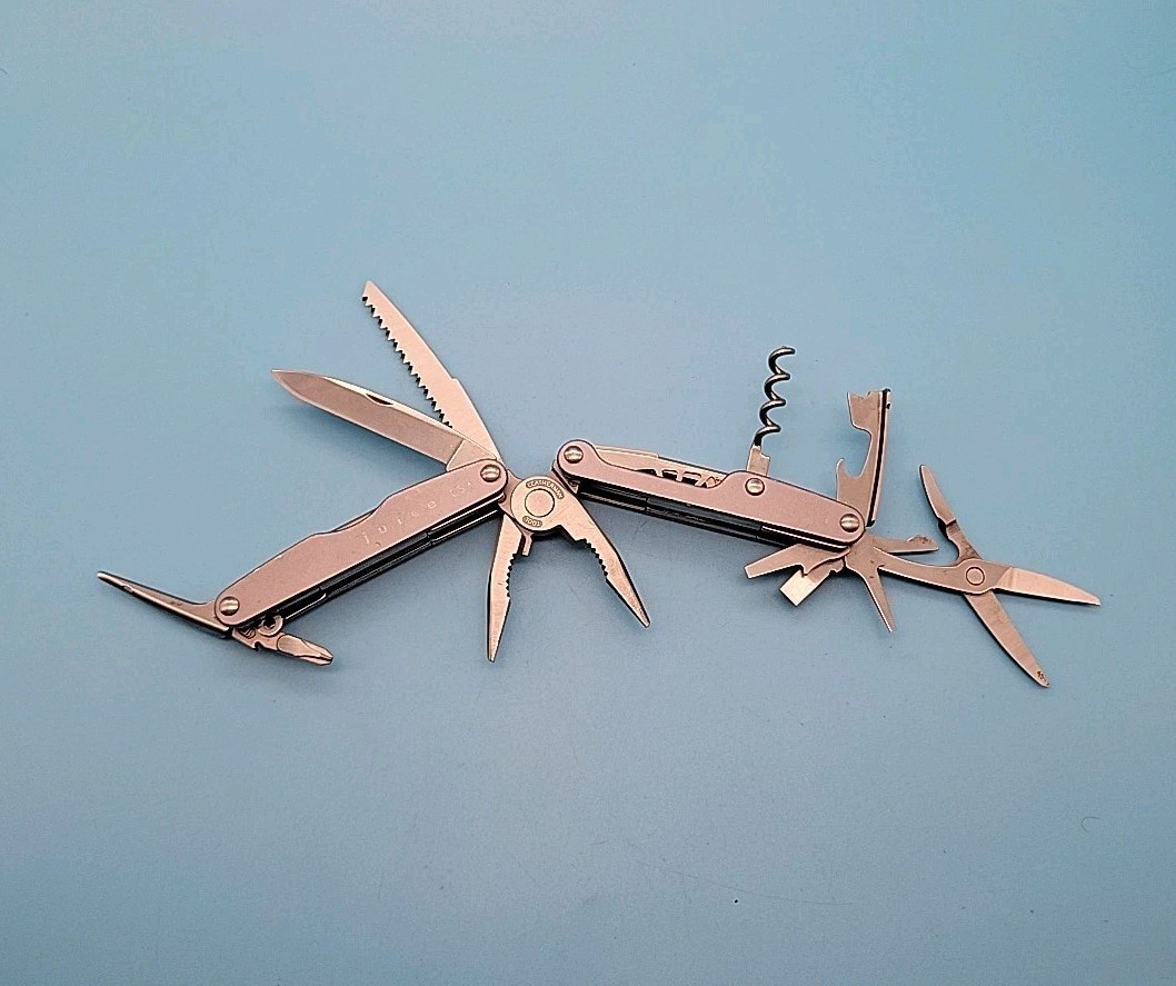 Leatherman JUICE CS4 Multi-Tool Dated 0402 – Pliers, Knife – Gray – Discontinued