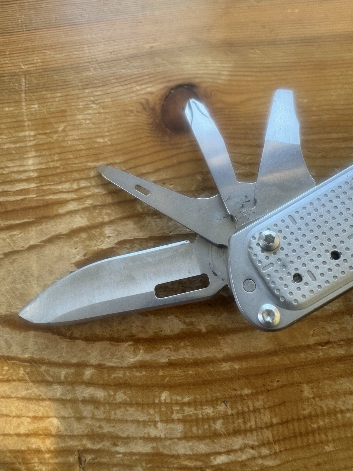 Leatherman FREE T2 Pocket Knife 4 Multi-tool!