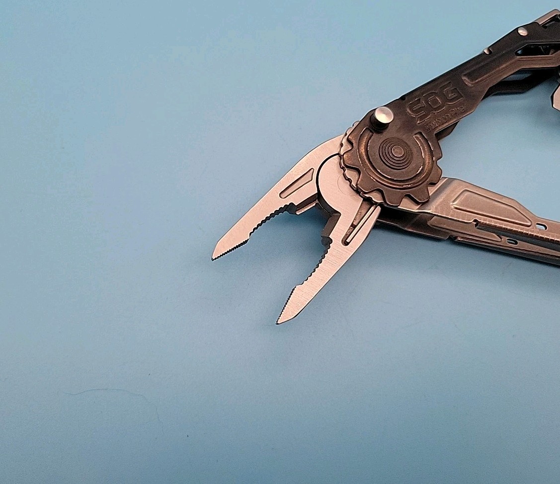 SOG Switchplier 2.0 Multi-Tool w/ One-Hand Plier Deploy – Knife, File