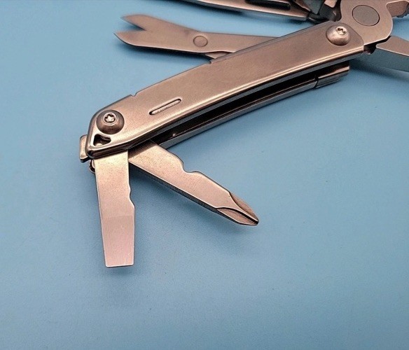 Leatherman Wingman Multi Tool w/ Sheath – Pocket Clip, Pliers, Screwdrivers New