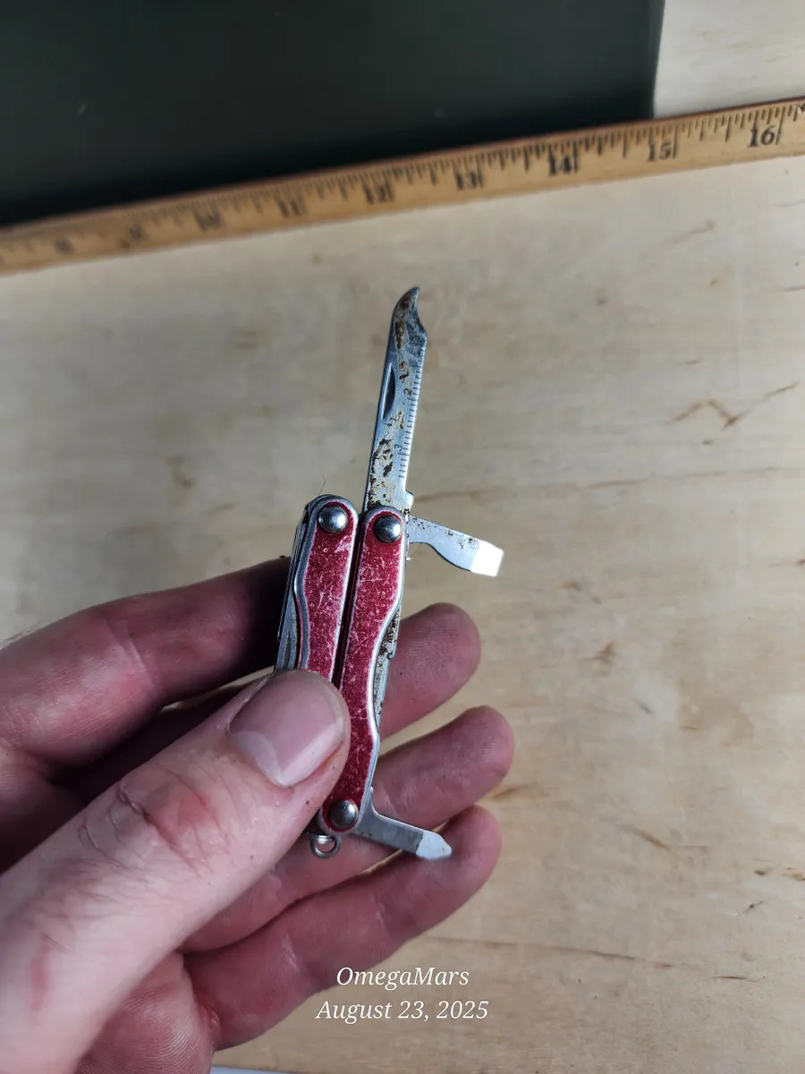 Leatherman Squirt S4 #6GR heavy cosmetics, light usage.