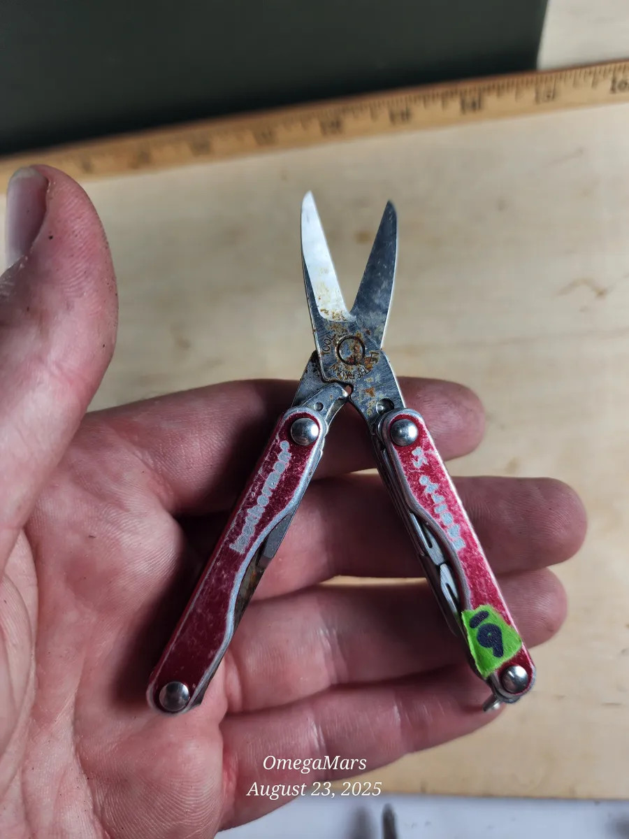 Leatherman Squirt S4 #6GR heavy cosmetics, light usage.