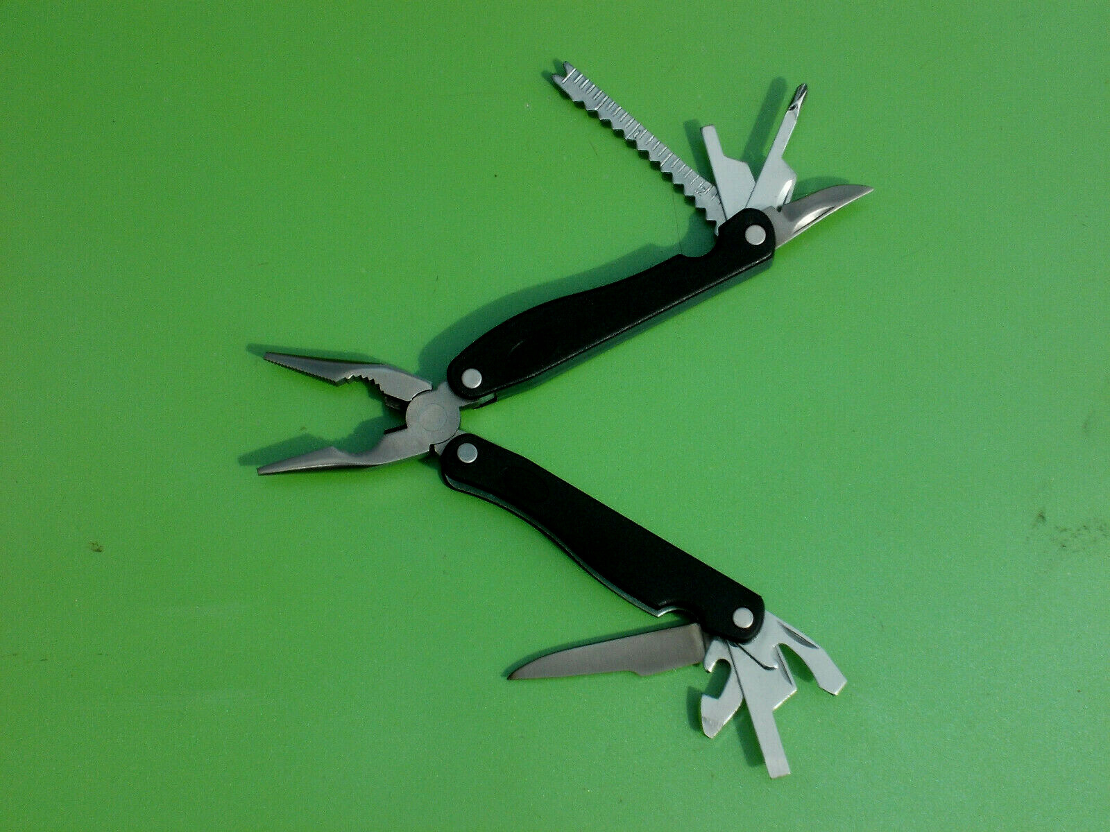 HANDYMAN CLUB OF AMERICA FOLDING KNIFE 9 MULTI TOOL PLIERS WIRE STRIPPERS SAW