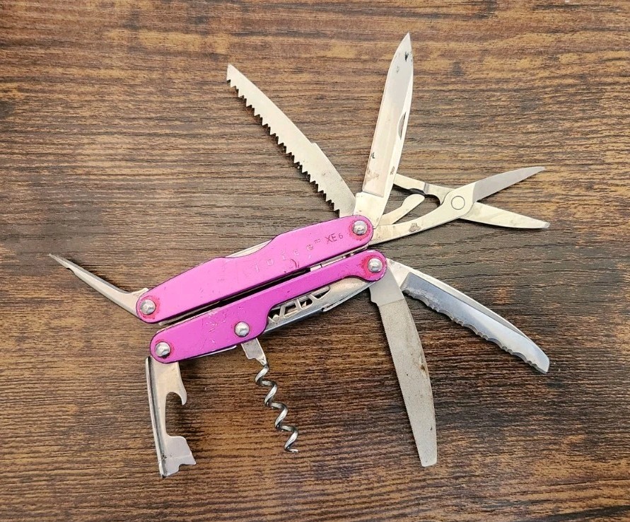 RARE Leatherman Juice XE6 Purple Thunder Pliers Multitool- Great Condition D71