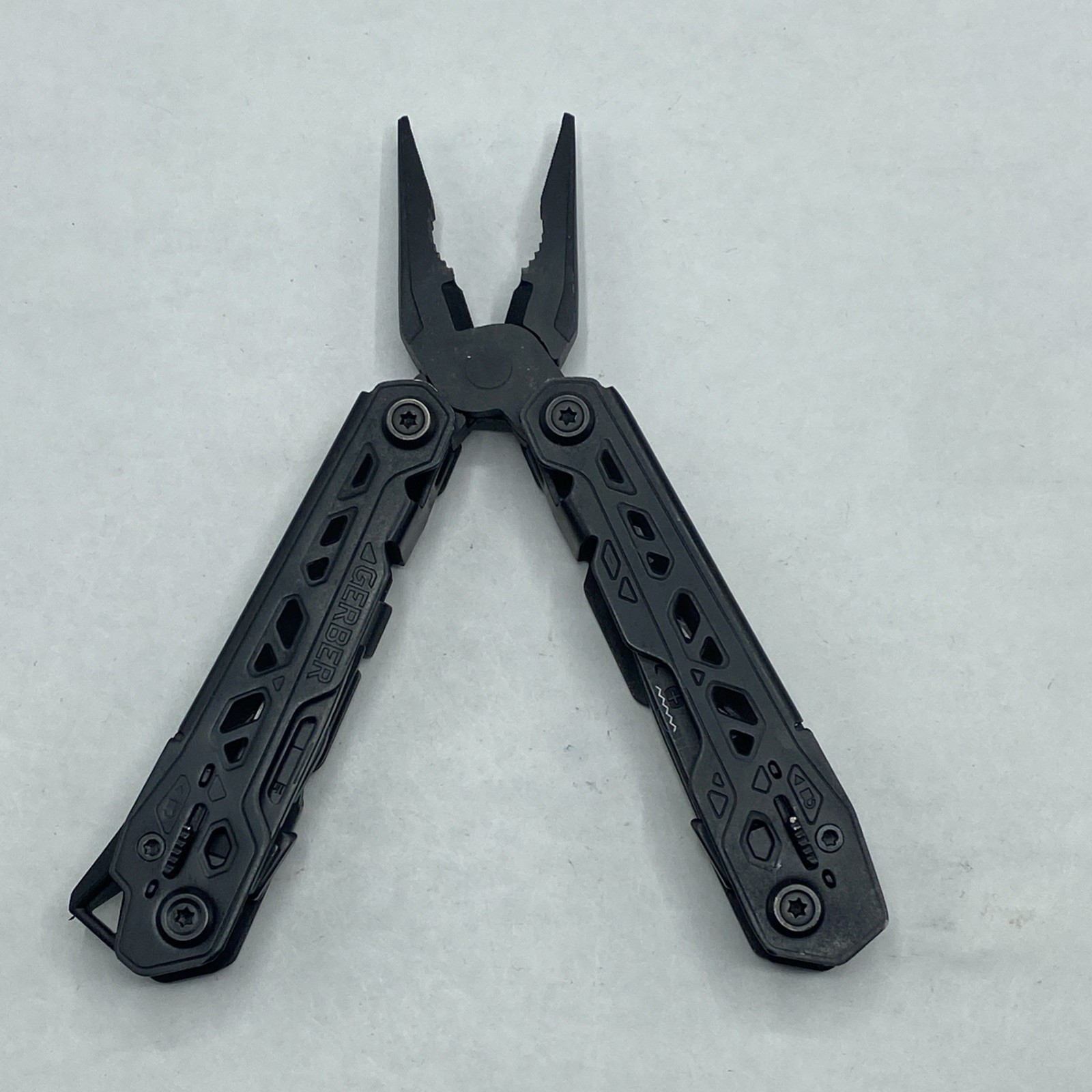 Gerber Truss Multi Tool with Sheath – Black