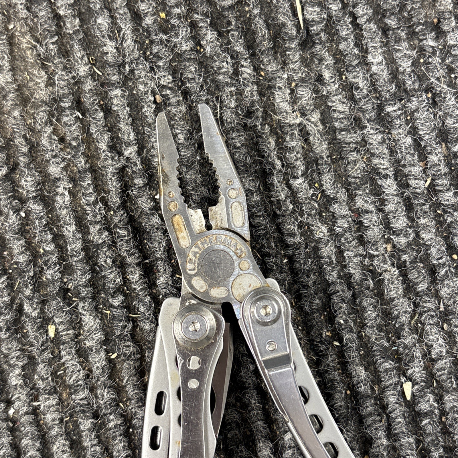 LEATHERMAN Skeletool Multi Tool – Combo Edge Blade Knife Pliers Carabiner (070)