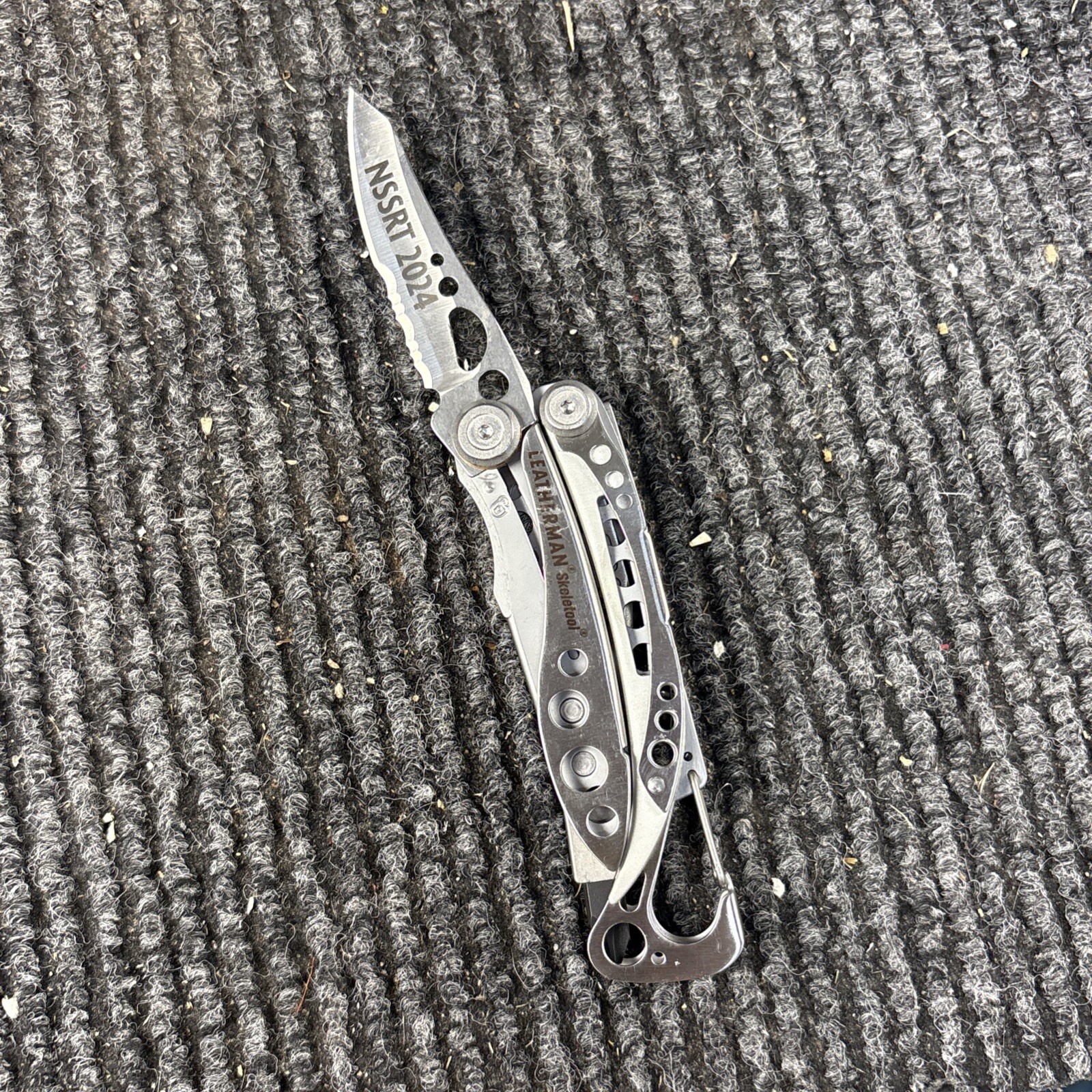 LEATHERMAN Skeletool Multi Tool – Combo Edge Blade Knife Pliers Carabiner (074)