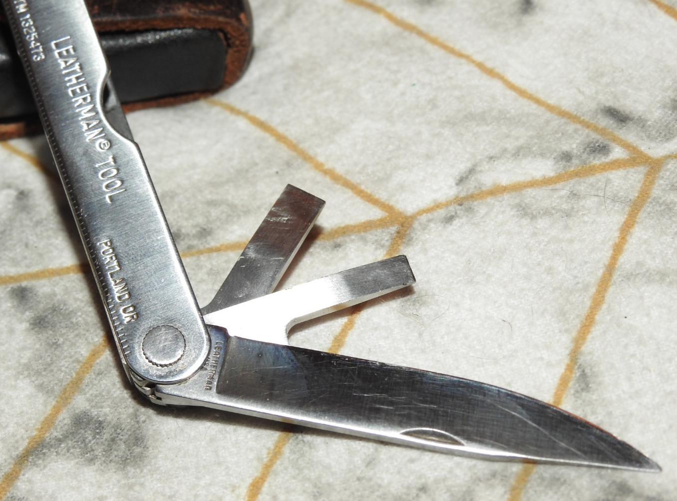vtg 90’s USA Leatherman Tool Multitool With Leather Sheath (1 broken)