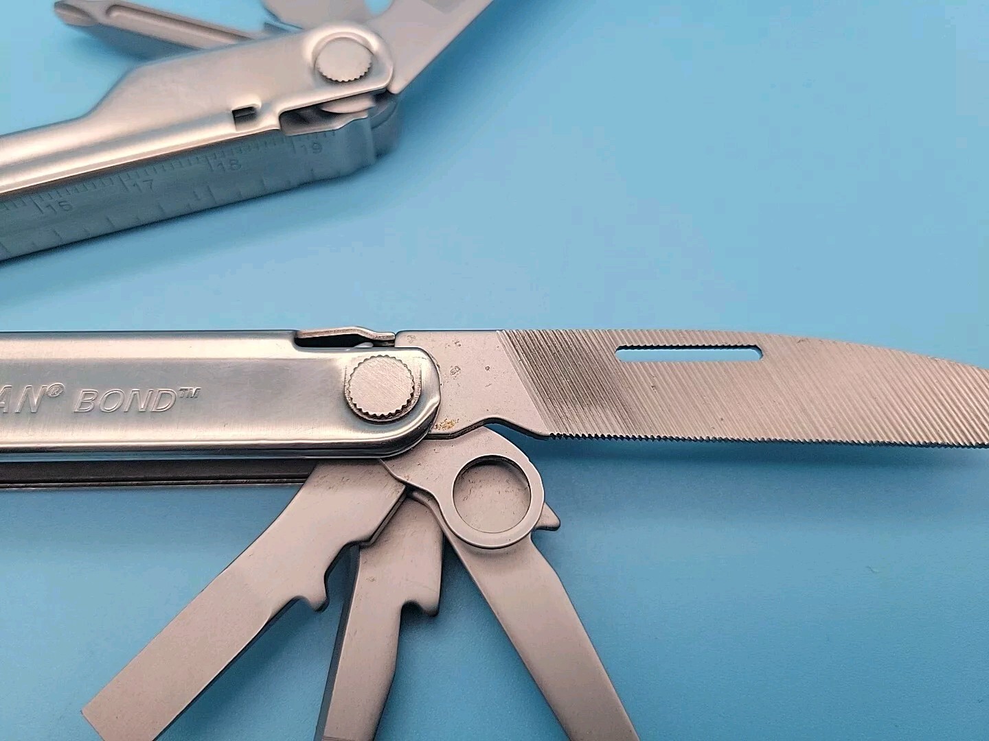 LEATHERMAN Bond Multitool – Knife, File, Screwdrivers, Pliers – Silver