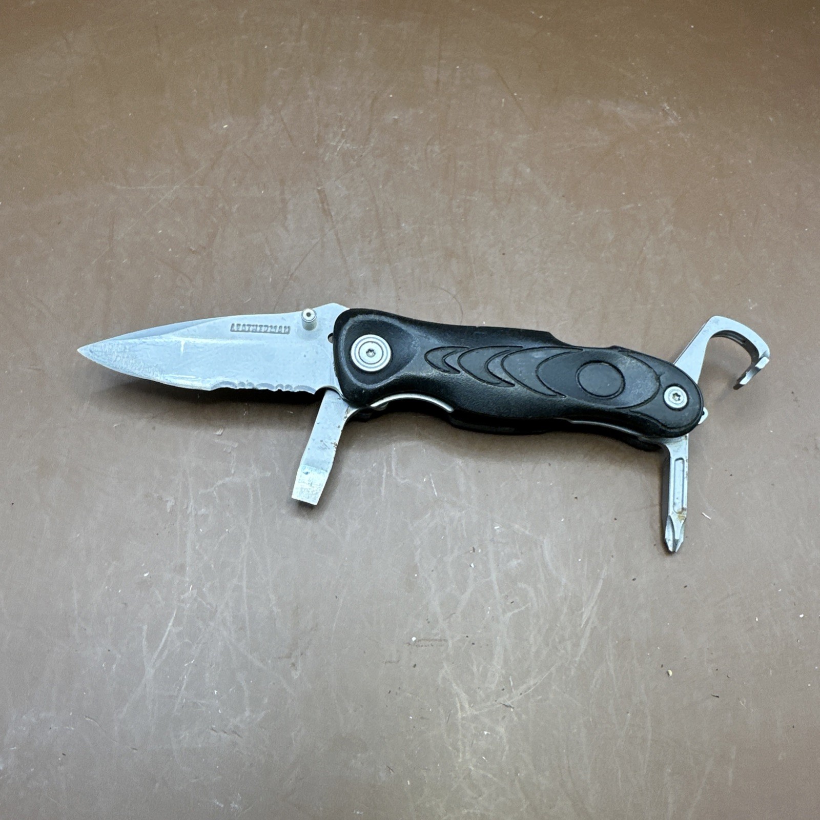 Leatherman C305 Multi-Tool Partially Serrated Knife Screwdrivers Carabiner Clip