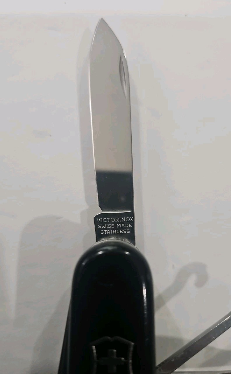 Victorinox SwissChamp Swiss Army Knife 33 Function Multi Tool Pocket Black L2