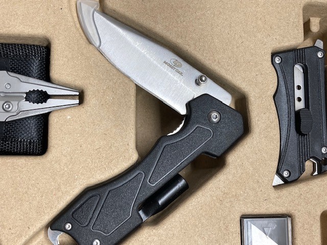 Mossy Oak 18-in-1 Stainless Steel Multi-Tool & Folding Knives Set T2412Q8-03