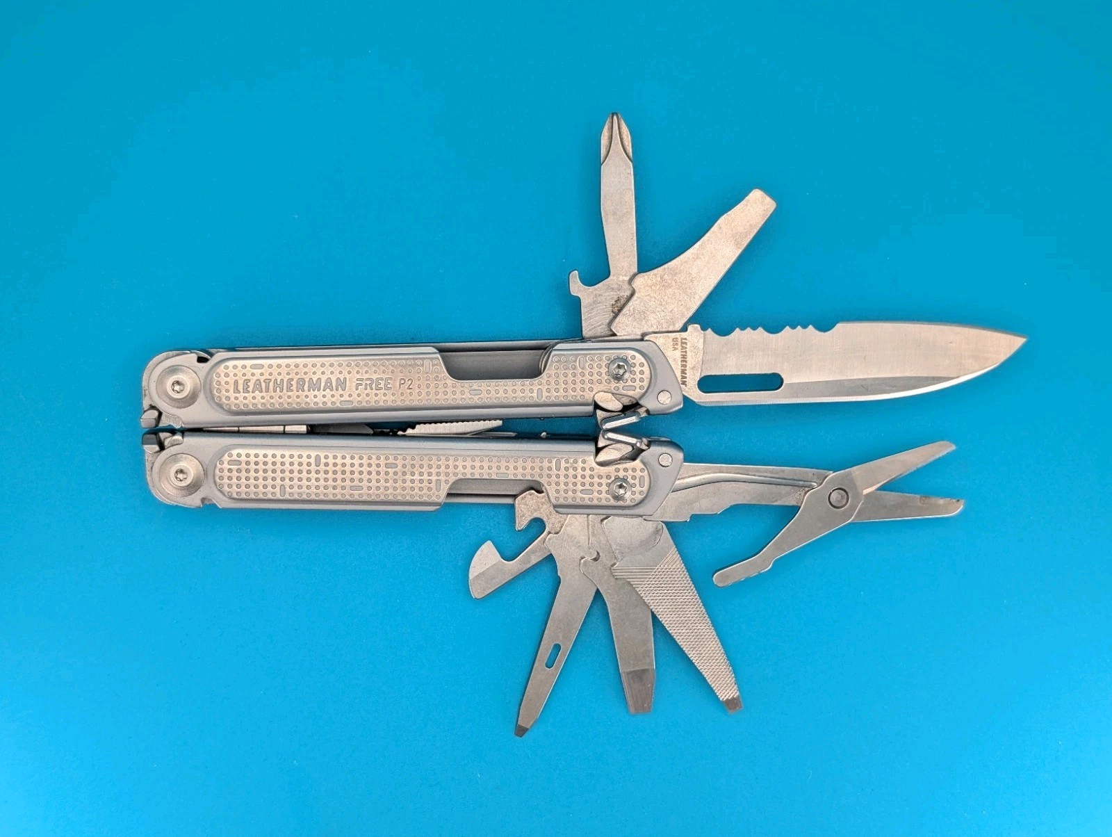 Leatherman FREE P2 Stainless Multi-Tool! WITH SHEATH! NEW IN BOX! RETIRED!