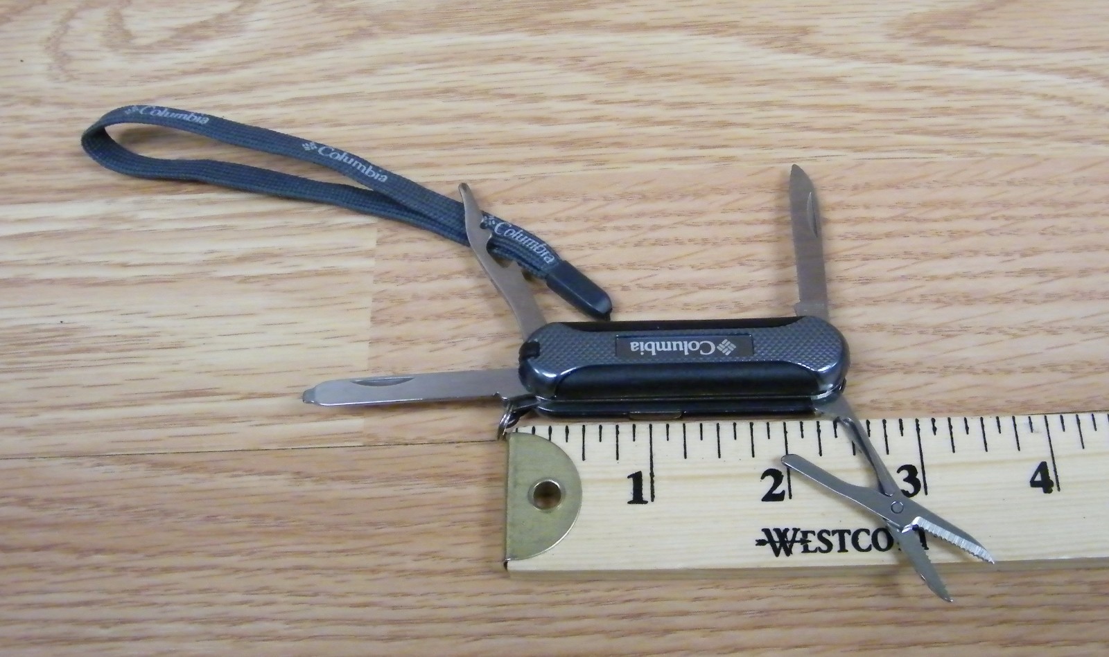 Genuine Columbia 10-Function Tool / Pocket Knife With Red Light **NEW-READ**