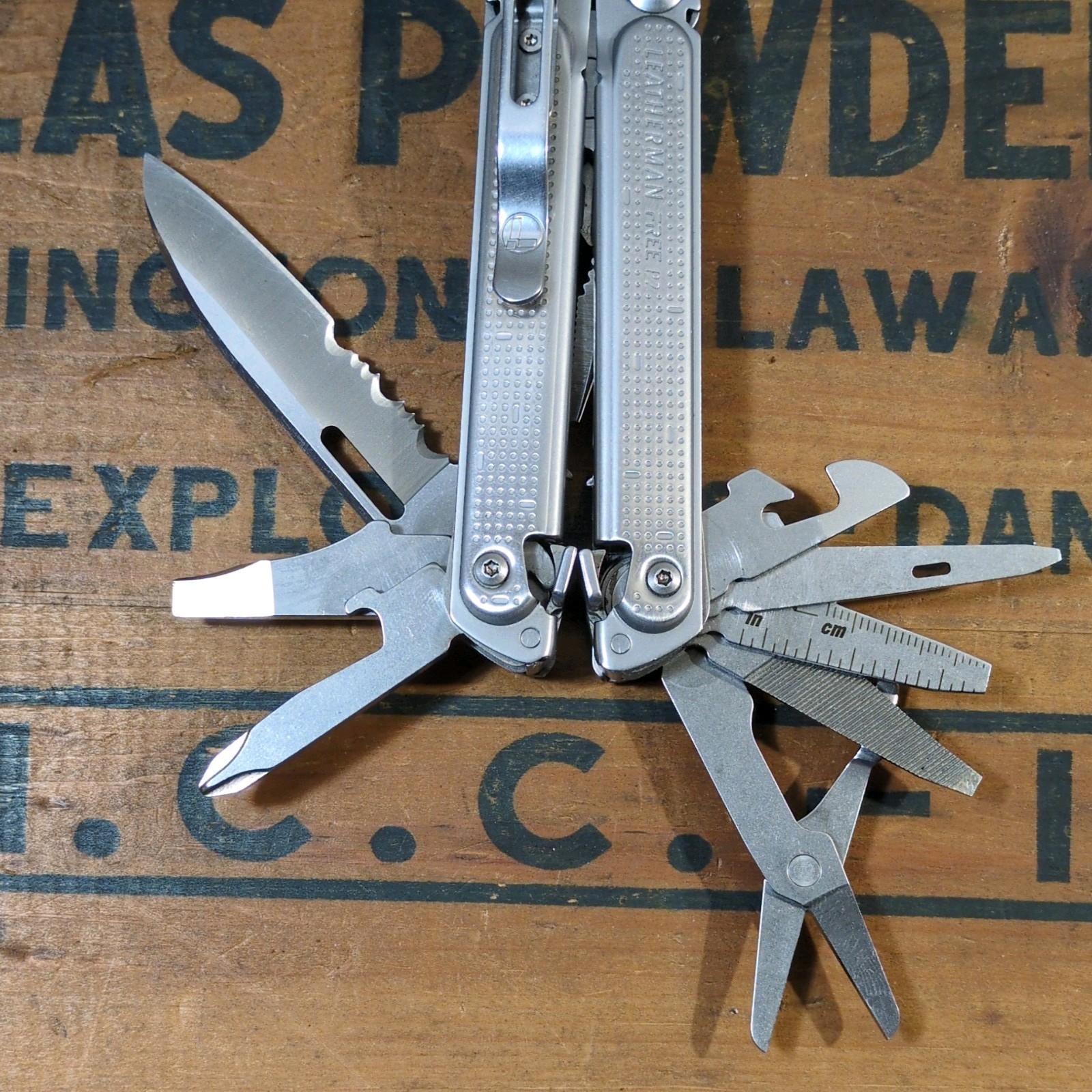 Leatherman FREE P2 Multitool Magnetic Lock 19 Tools Stainless Steel
