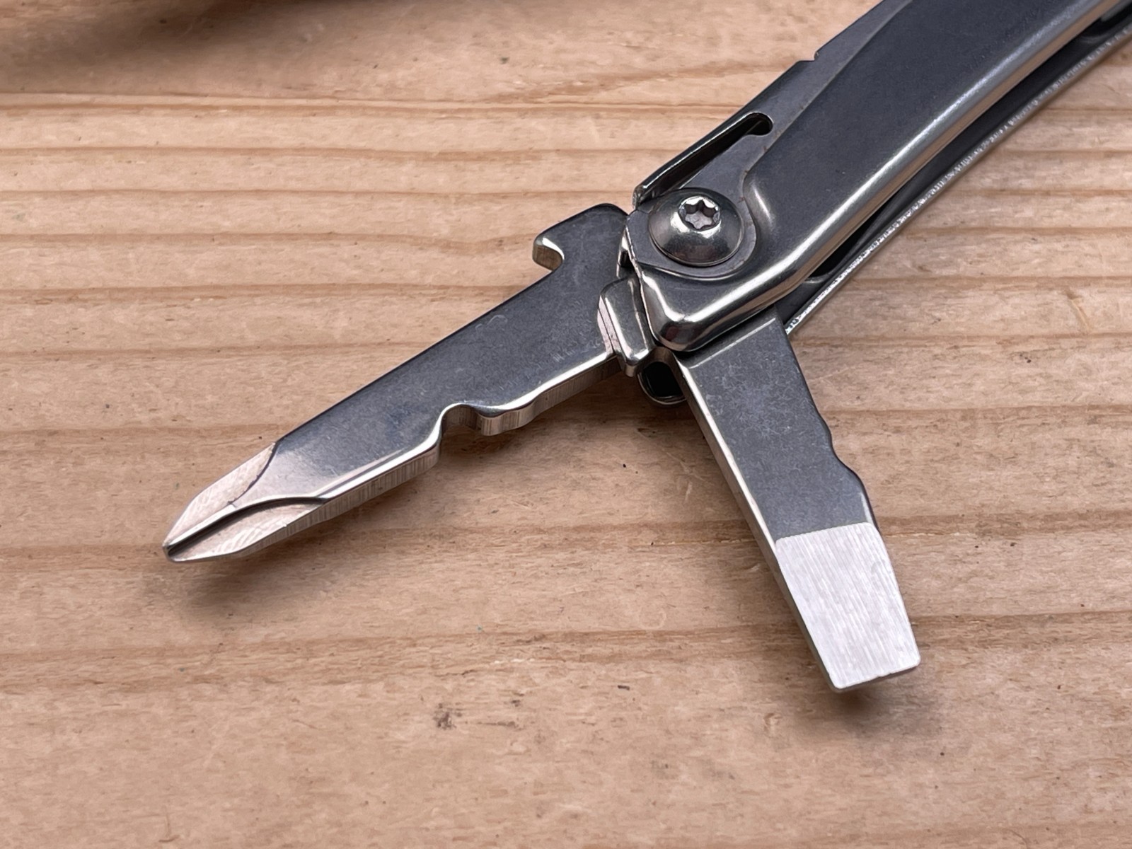 Leatherman Rev Multi‑Tool Knife – Stainless Steel w/ Pocket Clip 06/15