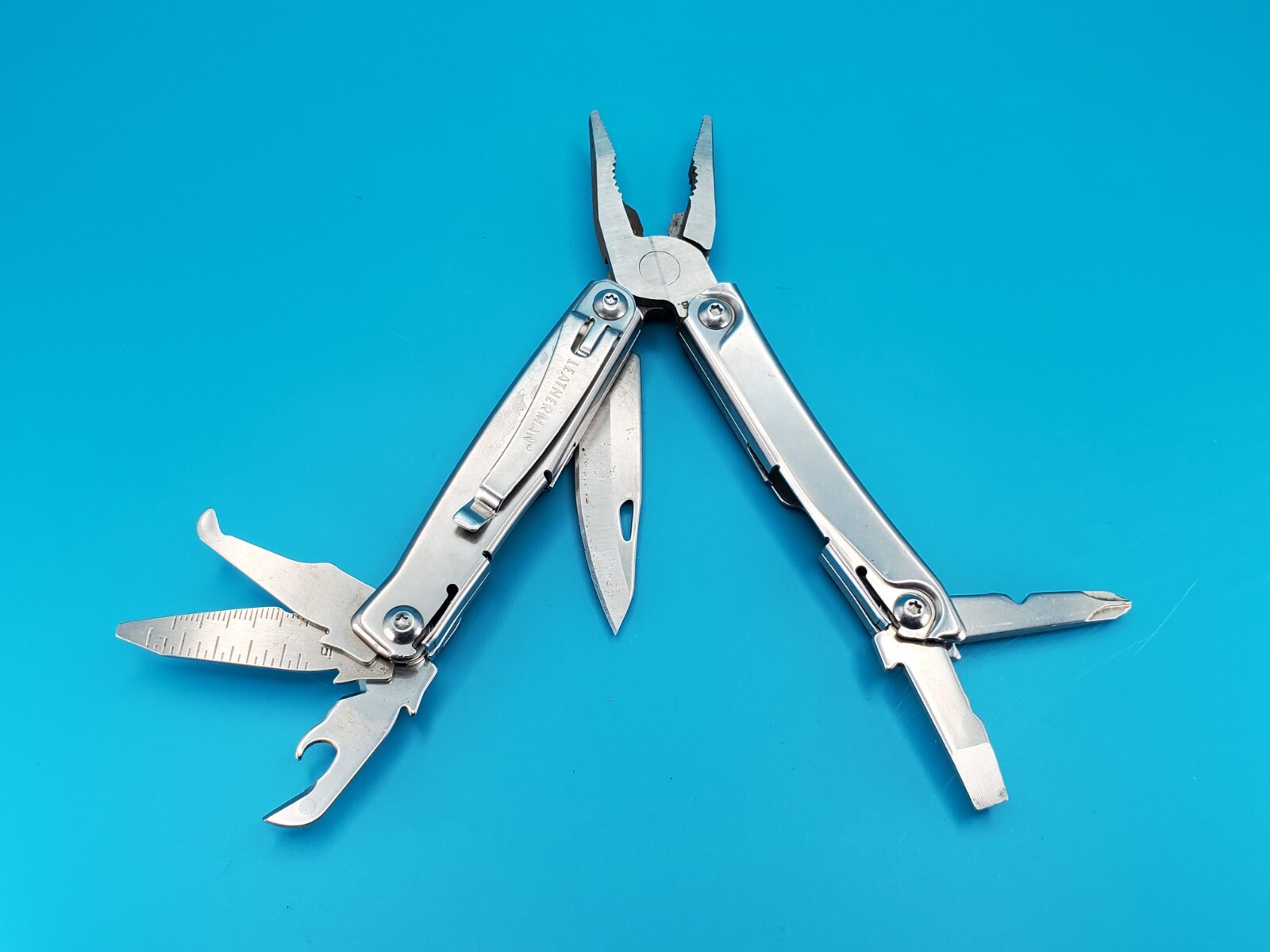 Leatherman Rev 3.8″ Multi-Tool, Stainless! *SOME RUST ON ITEM*