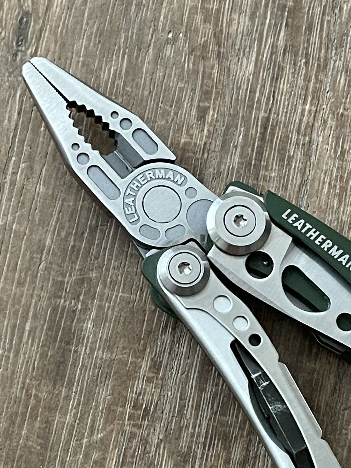 Limited edition Leatherman Skeletool Cabelas Anniversary Multitool. Green/Silver