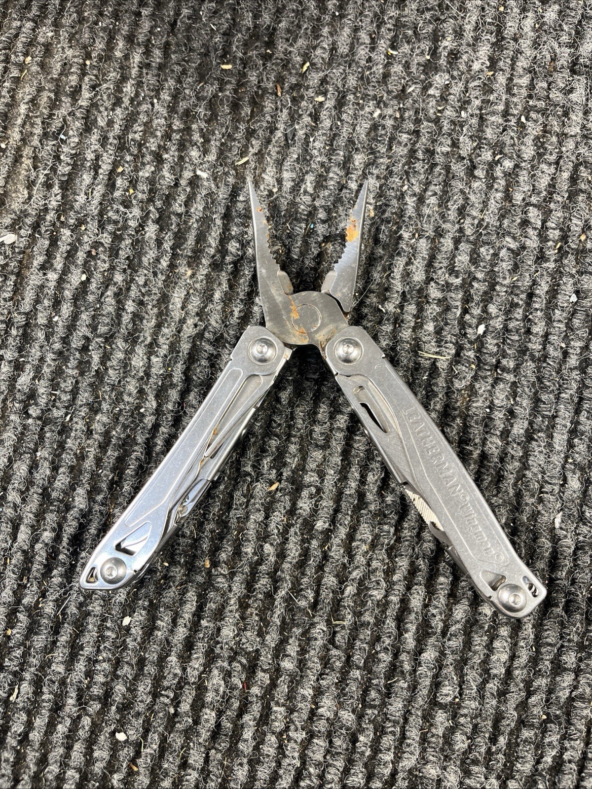 Leatherman Wingman Multitool with 14 tools Needle Nose pliers, wire cutter (025)