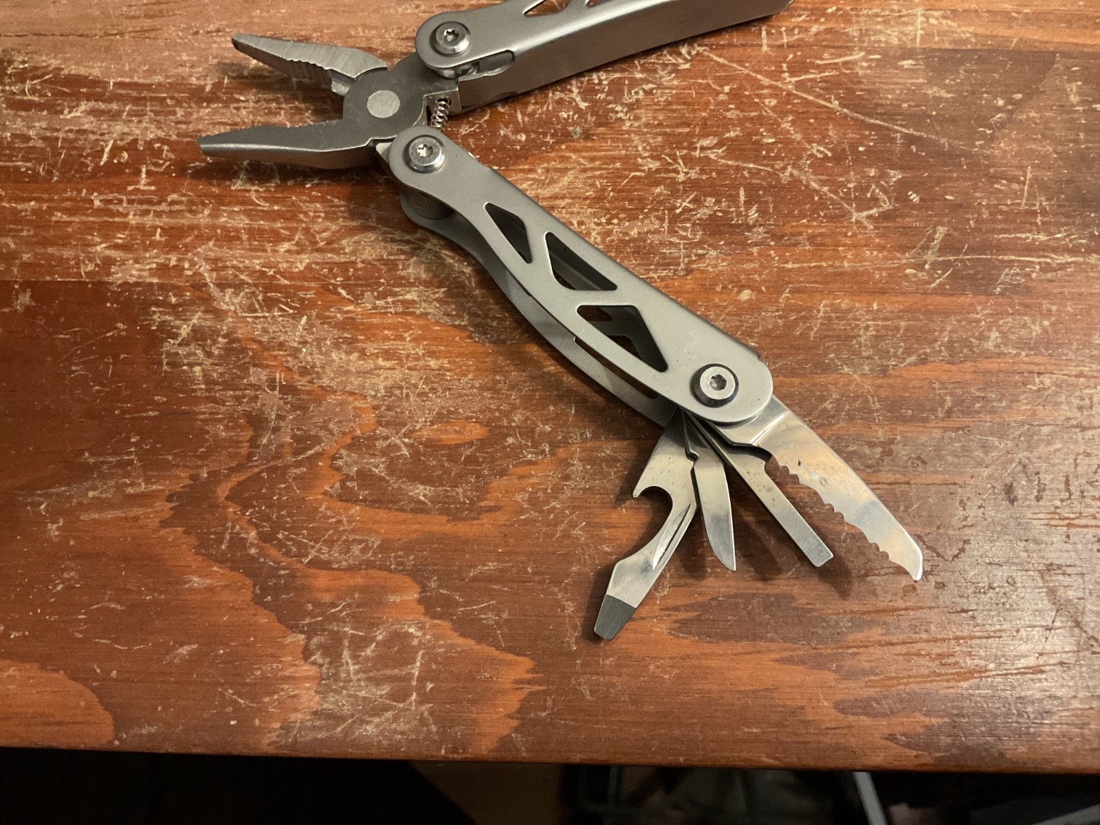 Multi Tool with 8 Separate Tools – 2 3/4” Long