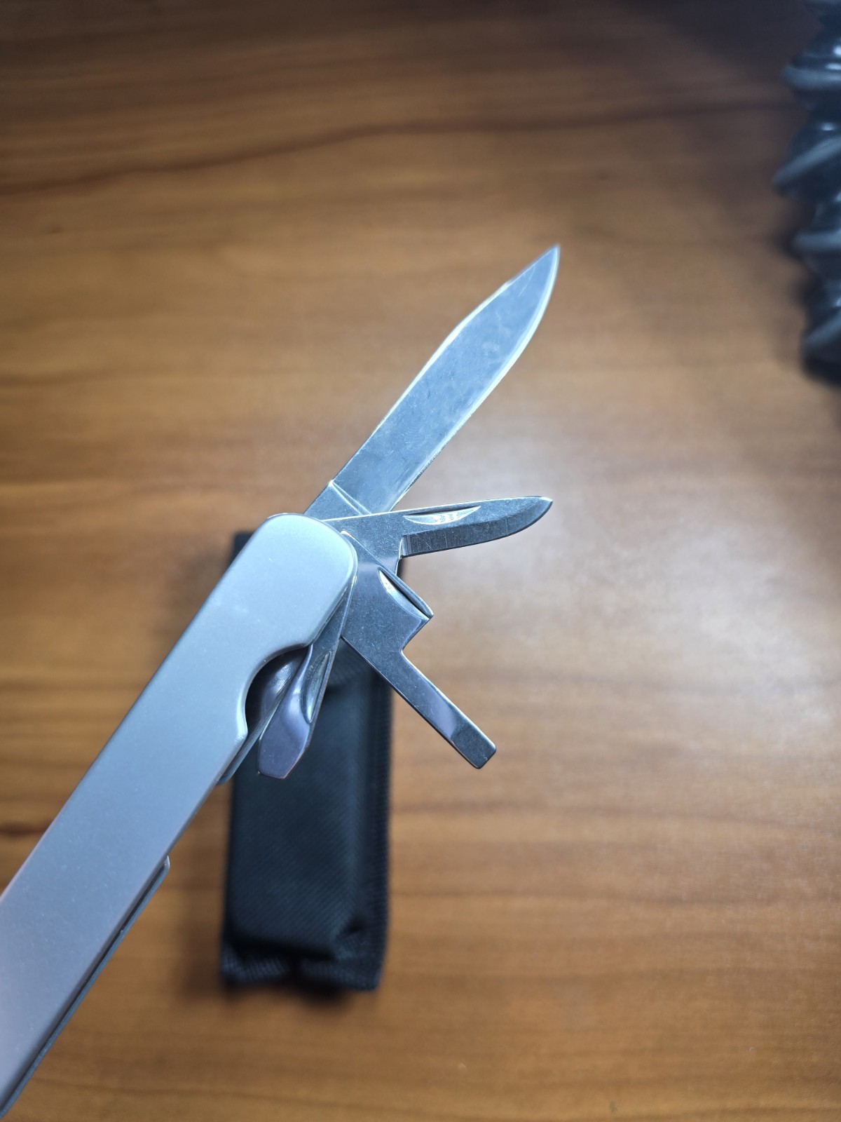 Multitool Stainless Steel – “SharkBite” – Pocket Knife
