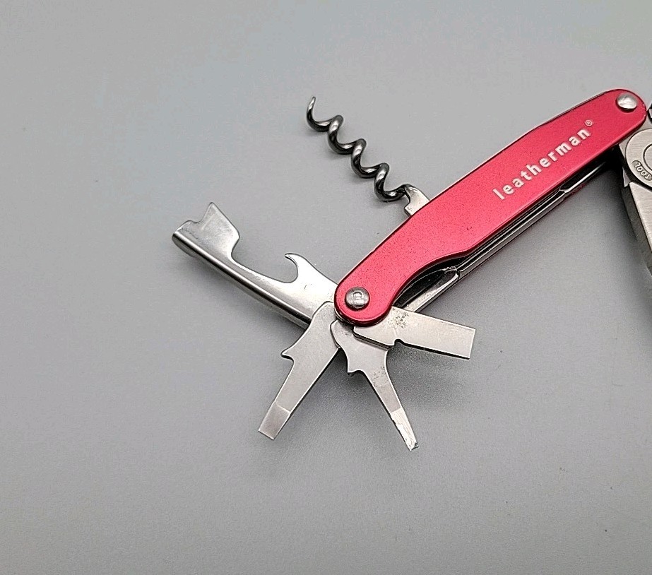 Leatherman JUICE C2 Multitool – Dated 1204 – Red – Knife, Pliers *Retired*