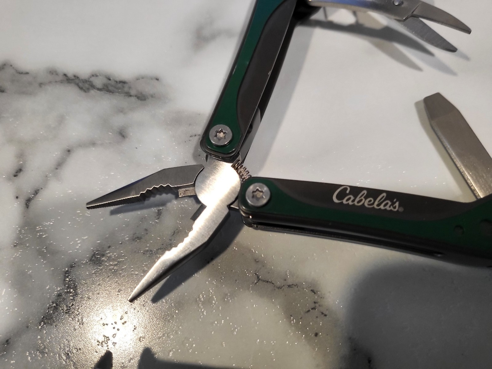 Cabela’s Multi-Tool in Green, 8 tools in one handy pocket knife