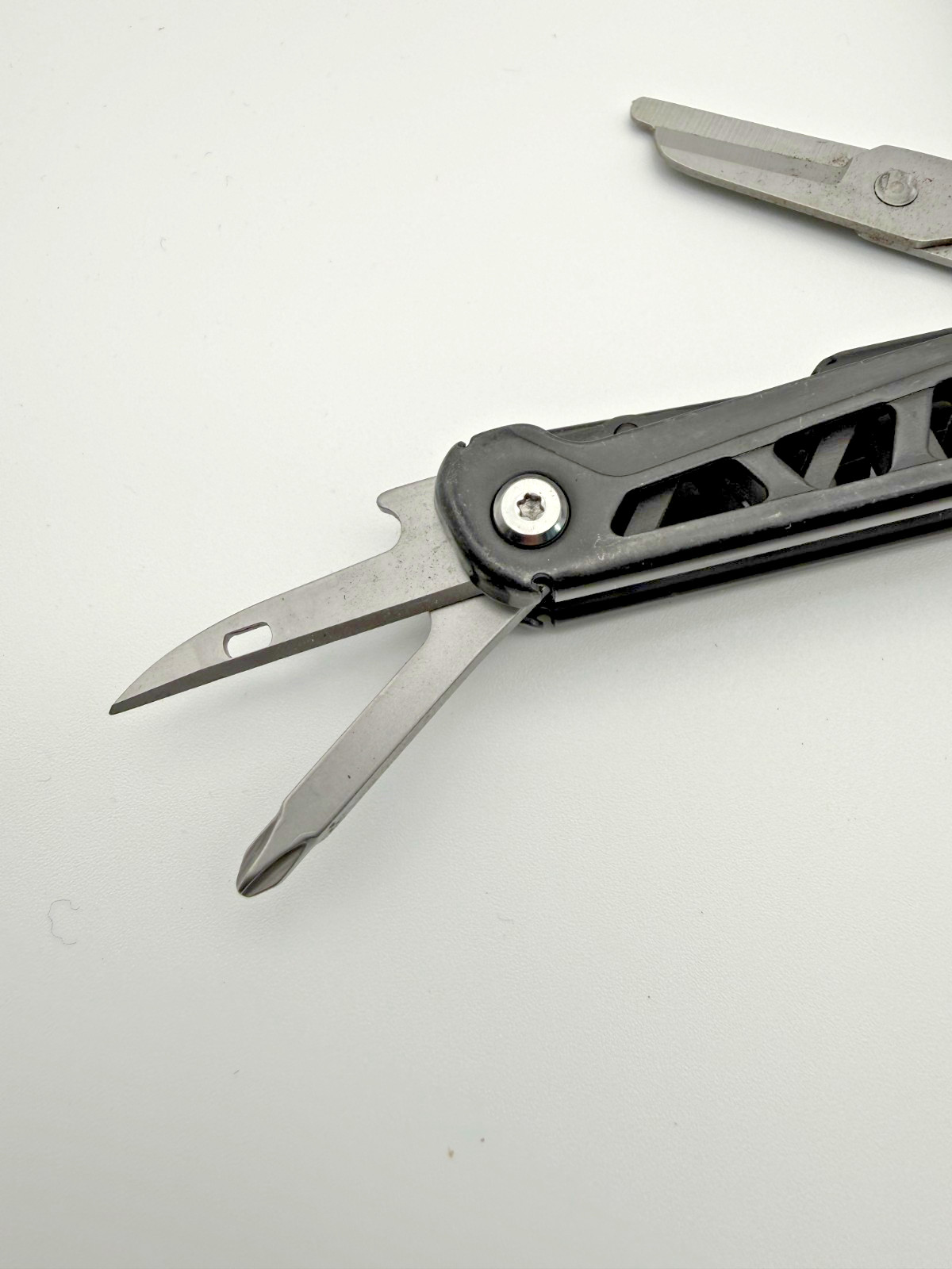TECH Multi Tool Pliers Knife Saw File Screwdrivers Bottle Opener EDC