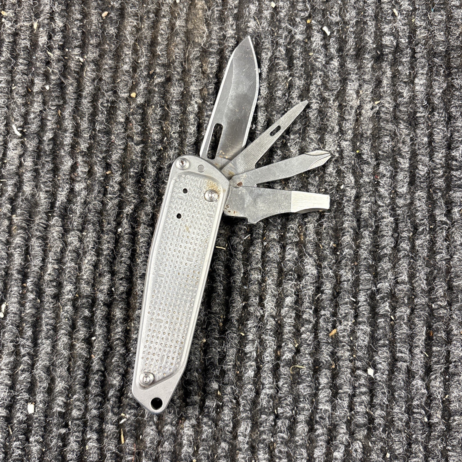 Leatherman FREE T2 Pocket Knife Multi-tool! (197)